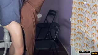 Брюнетка сама стягивает со своего партнера штаны Screen №6