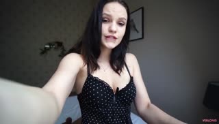 Подруга решила взбодрить бойфренда эротичным нарядом Screen №4