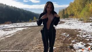 Русская нимфетка не побоялась оголить задницу на морозе Screen №1