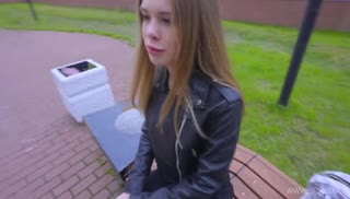 Подсел к красотке на лавочке и начал активно к ней подкатывать Screen №1