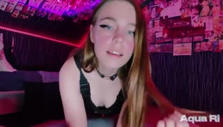 Симпатичная русская бабенка шпилится во всех позах Screen №1