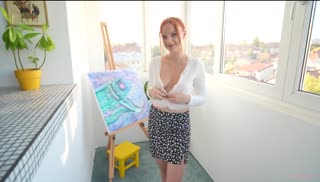 Молодая рыженькая художница делает перерыв Screen №1