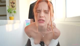 Молодая рыженькая художница делает перерыв Screen №8