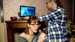 Девушка делает минет, пока парень играет в комп Screen №1