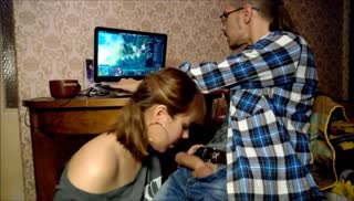 Девушка делает минет, пока парень играет в комп Screen №3