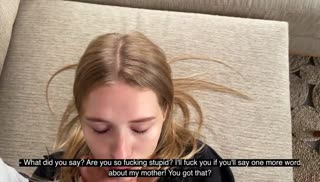 Молодая спортивная девка старательно делает минет Screen №1