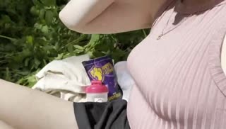 Русская молодка устроила с другом трах на природе Screen №1