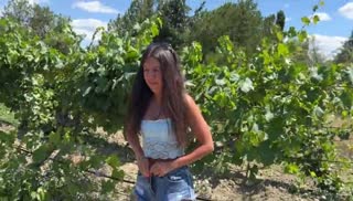 Чел отымел свою русскую подружку прямо посреди поля Screen №1