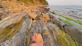 Блонди с татуированной жопой красиво трахается на природе Screen №7