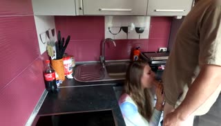 uz xxx Жена трудилась на кухне, а муженек вывалил ей свой хер