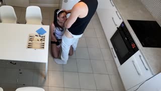 Жена одела для своего мужа секс наряд горничной Screen №3