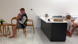 Глупый качок профукал свою девушку с другим Screen №3