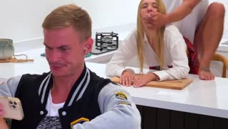 Глупый качок профукал свою девушку с другим Screen №5