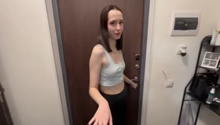 Девочка старательно делает минет от первого лица Screen №1