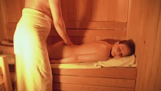 Парочка без комплексов устроила оргию в парилке Screen №1