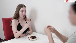 Сводная сестра залезла под стол и начала сосать Screen №1