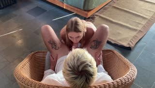 Увидела, что сводный брат дрочит и решила помочь Screen №4