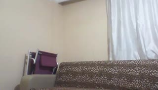 Пухлая бабенка крутит своей жопой перед камерой Screen №4