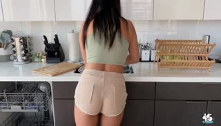 Жена накачала задницу и ходит по дому в обтягивающих шортиках Screen №1