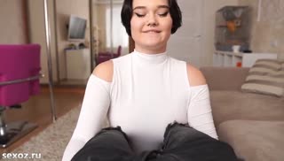 Телочка одела эротичный наряд и начала клеиться к другу Screen №1